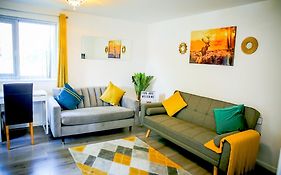 The Wynne House - 3 Bedroom Luxury House With 5 Beds & Free Parking Near City Centre, And A Walking Distance To The Etihad Stadium & Coop Live Arena